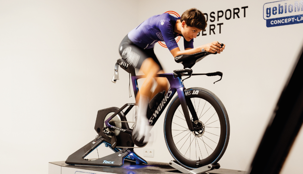 Fia Ibert im Gebiomized Bikefitting-Labor von Radsport Ibert bei der Analyse der Sitzposition für Rennrad und Triathlon